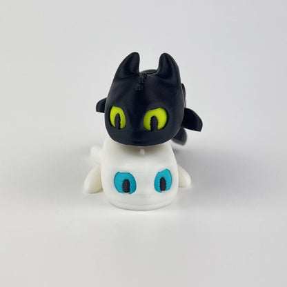 Set Figurine 3D Baby Dragons Toothless si LightFury – How to Train Your Dragon, 8 cm