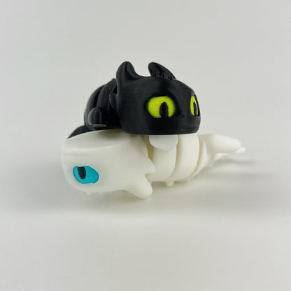 Set Figurine 3D Baby Dragons Toothless si LightFury – How to Train Your Dragon, 8 cm